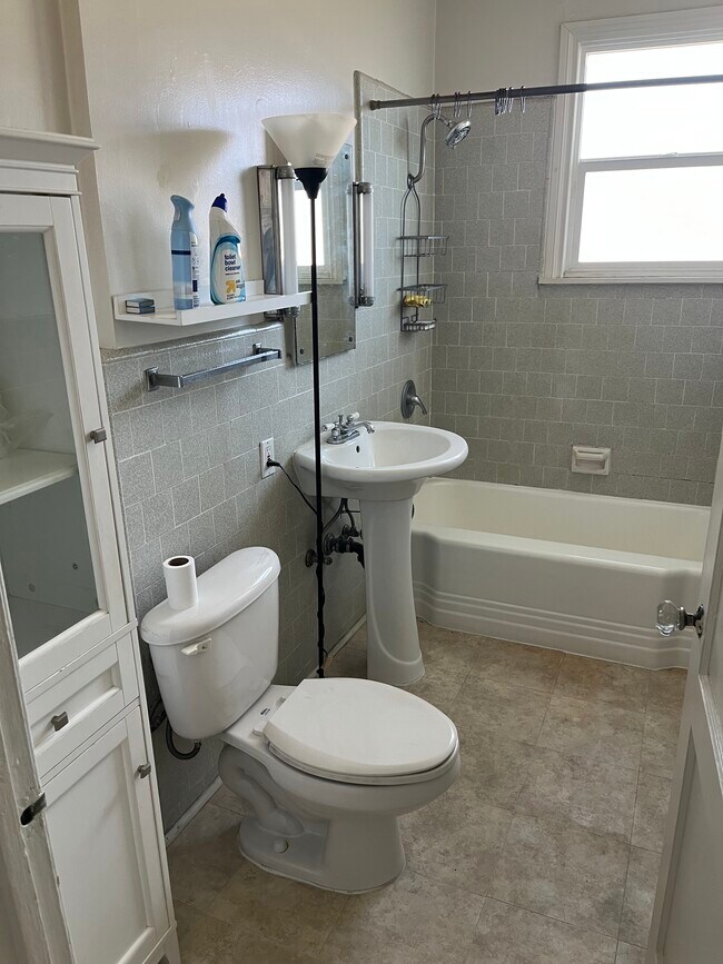 Building Photo - 1437 Lucile Ave