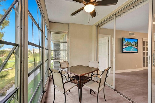 Building Photo - 3051 S Palm Aire Dr