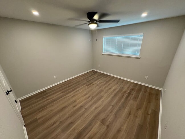 Building Photo - Newly Renovated 4 bed, 2.5 bath Townhome i...