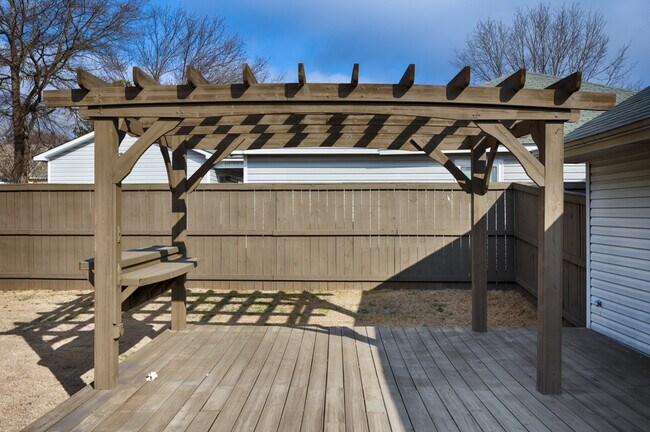 Building Photo - 103 N W Sugar Bluff Ln