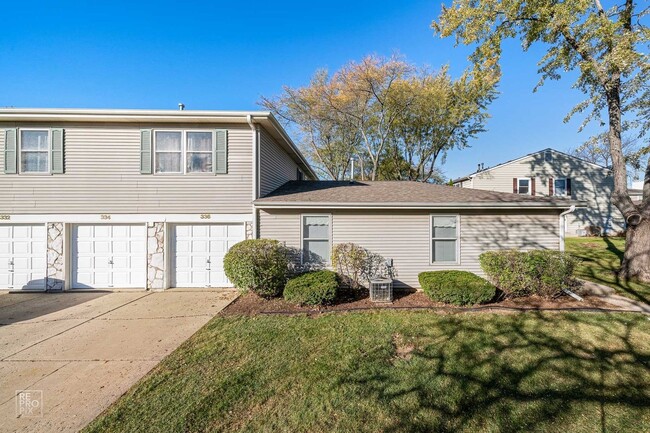 Building Photo - Beautiful End Unit Townhome with Garage!