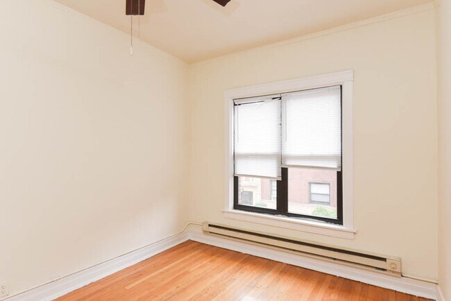 Building Photo - 834 W Waveland Ave