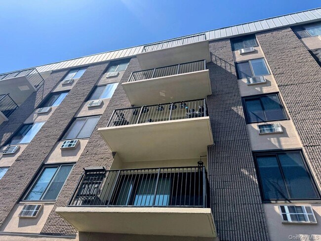 Building Photo - 128 Colonial Pkwy