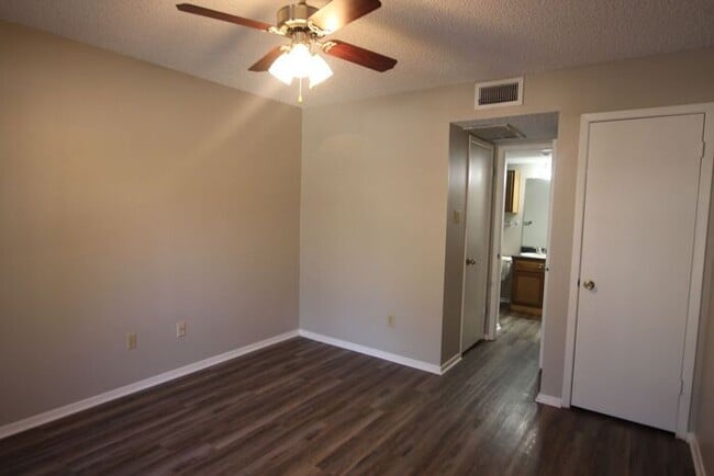Building Photo - Coming Soon: 2 Bedroom, 1 Bathroom Downsta...