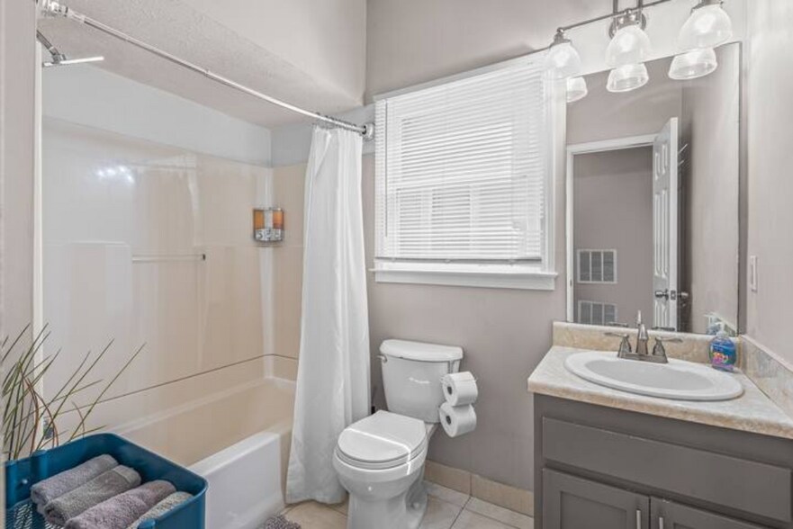 Building Photo - 1296 Sells Ave SW