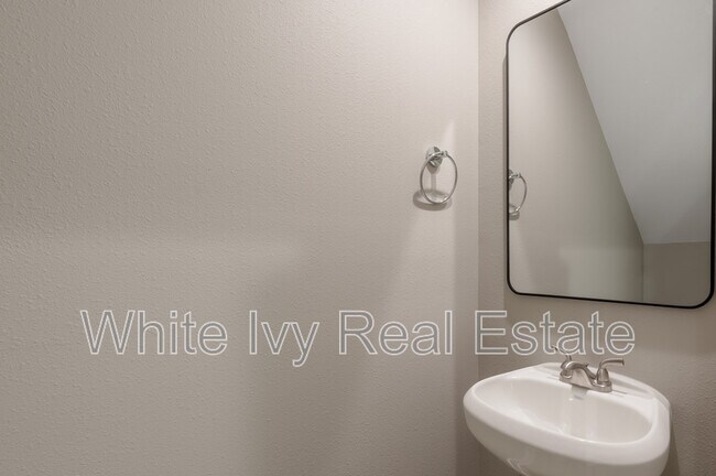 Building Photo - 250 N Shady Oaks Dr