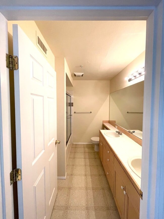 Building Photo - Bright 3-Bedroom Ground Floor Condo – Sundance at Klahanie, WA Updated & Move-In Ready with Clubh...