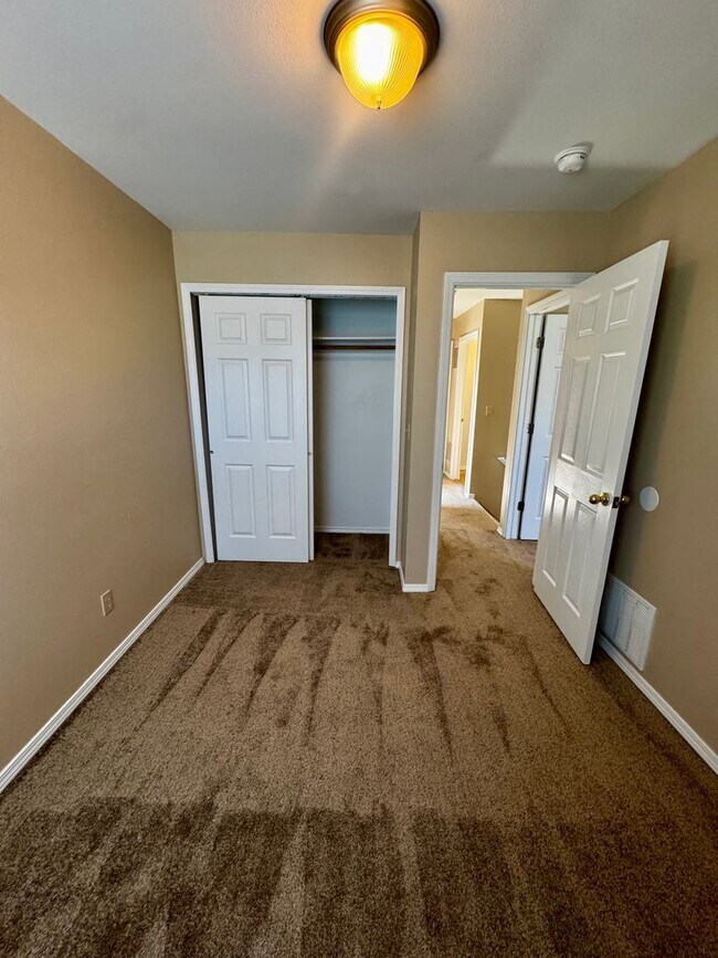 Building Photo - Charming 4 Bedroom close to Patty Jewett Golf Course