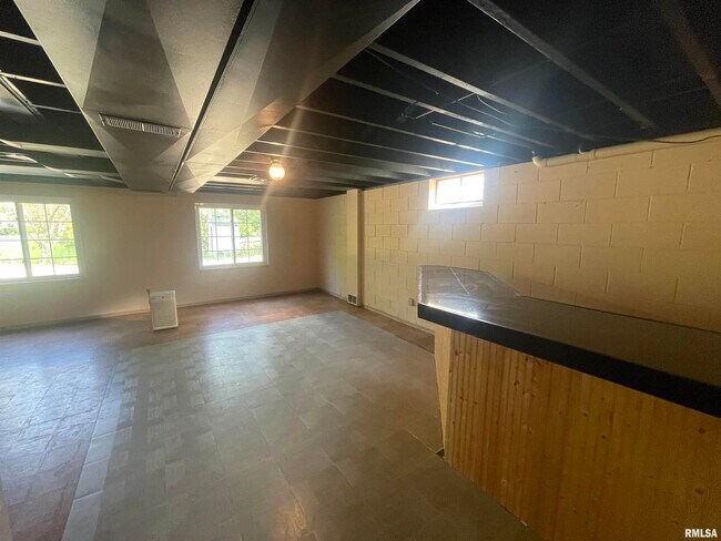 Building Photo - 216 Westshore Dr