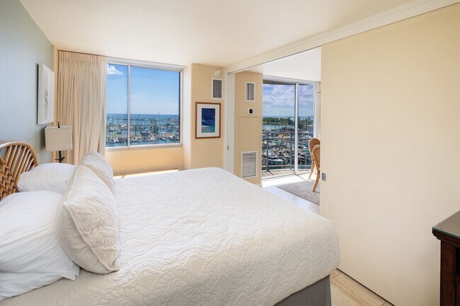 Building Photo - Cozy Marina-Front Condo – 1BR at Ilikai Ma...