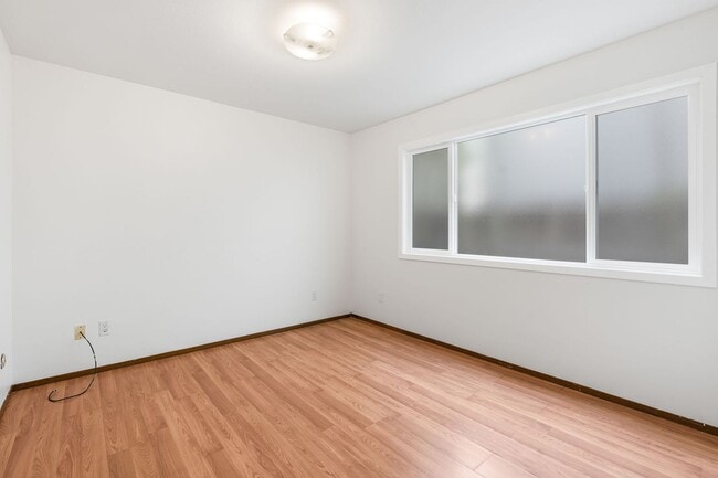 Building Photo - Spacious 1-Bedroom Apartment in South Shat...