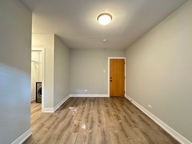 Building Photo - 546 W Belden Ave