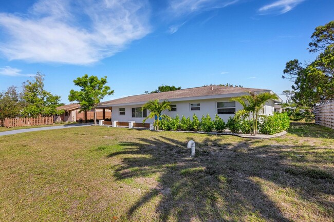 Building Photo - Modern Sarasota 3 Bedroom Home With Separa...
