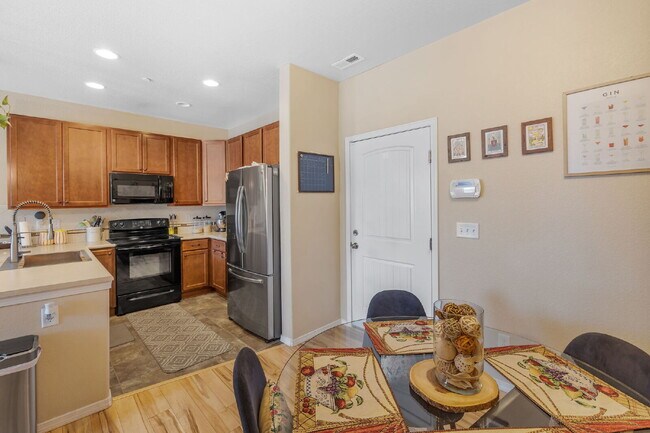 Building Photo - This 3 bed 2.5 bath townhome offers a perf...