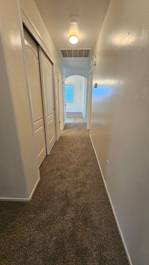 Building Photo - Great SW Location