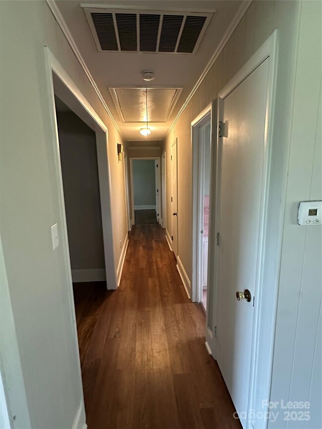 Building Photo - 1600 Plumcrest Dr