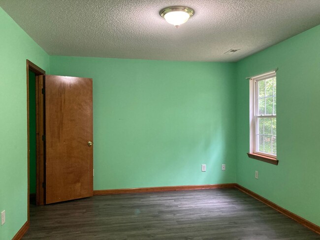 Building Photo - Well Maintained, 3 Bedroom Home on a Corne...