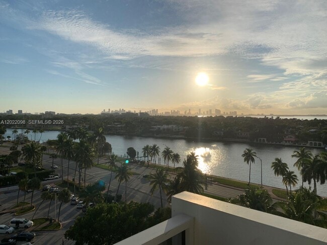 Building Photo - 5313 Collins Ave