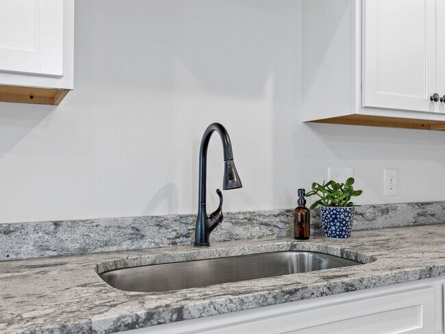 Building Photo - 3 Bed, 2.5 Bath - Lucky Penny - Furnished ...