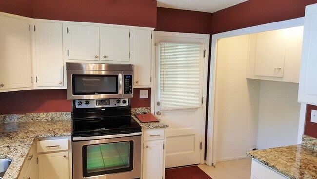 Building Photo - Great, 3 Bedrooms, 1.5 Baths, Brick Ranch ...