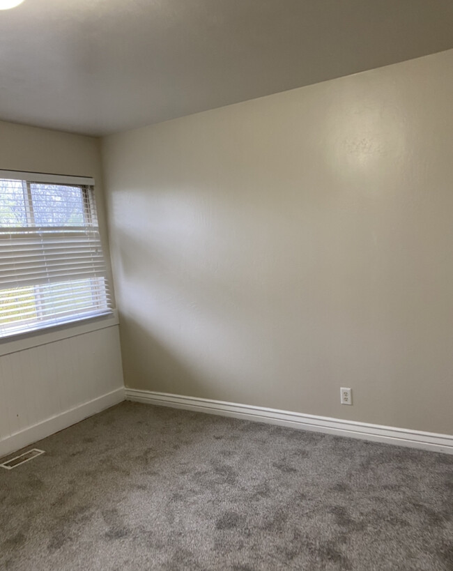 Building Photo - 868 N 1400 E