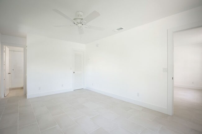 Building Photo - 705 New York St