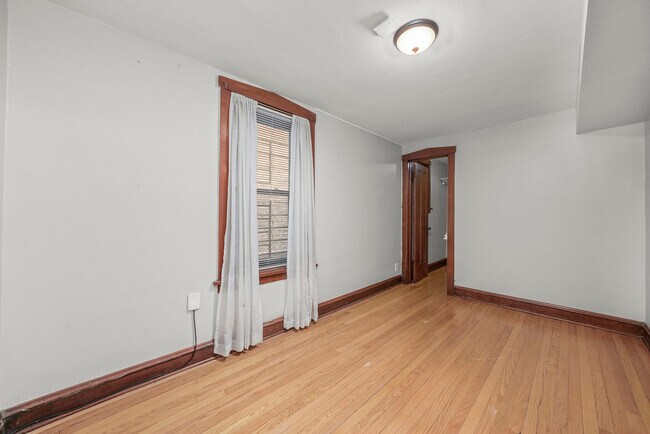 Building Photo - 2026 W Charleston St
