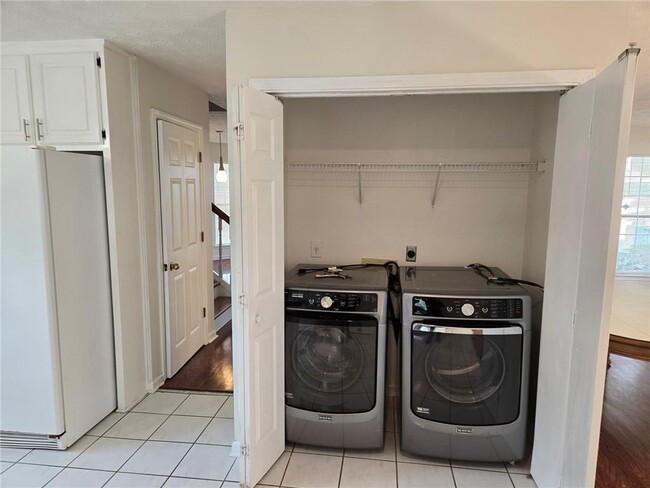 Building Photo - 3243 Oak Vista Way SW