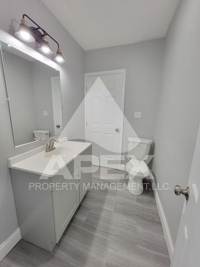 Building Photo - Craftsman Style 2 Bd 1.5- Ba Single Family Home with carport in North Knox!