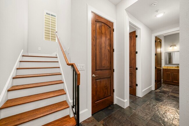 Building Photo - 2022 Sabine St