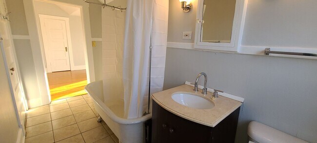Building Photo - 1 Bedroom 3rd Floor Attic Apartment in Old...