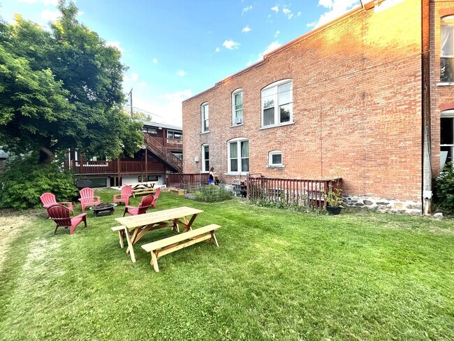 Building Photo - Newly Renovated Studio in the Hip Strip!