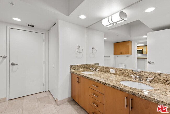 Building Photo - 13700 Marina Pointe Dr