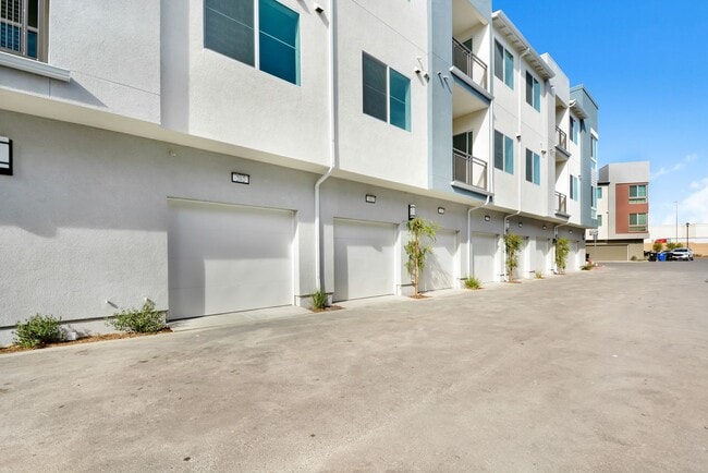 Building Photo - Coming Soon! Modern 2 Bed, 2 Bath Condo in Prime Ontario Location.