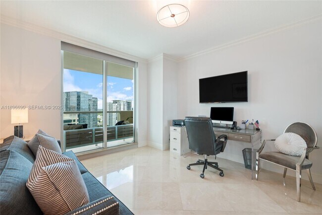 Building Photo - 411 N New River Dr E