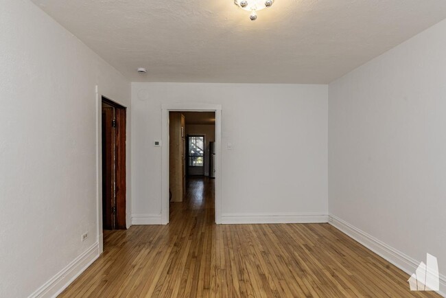 Building Photo - 2 bedroom in Chicago IL 60618