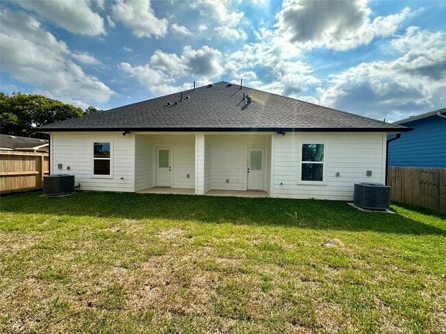 Building Photo - 243 Broadhurst Dr