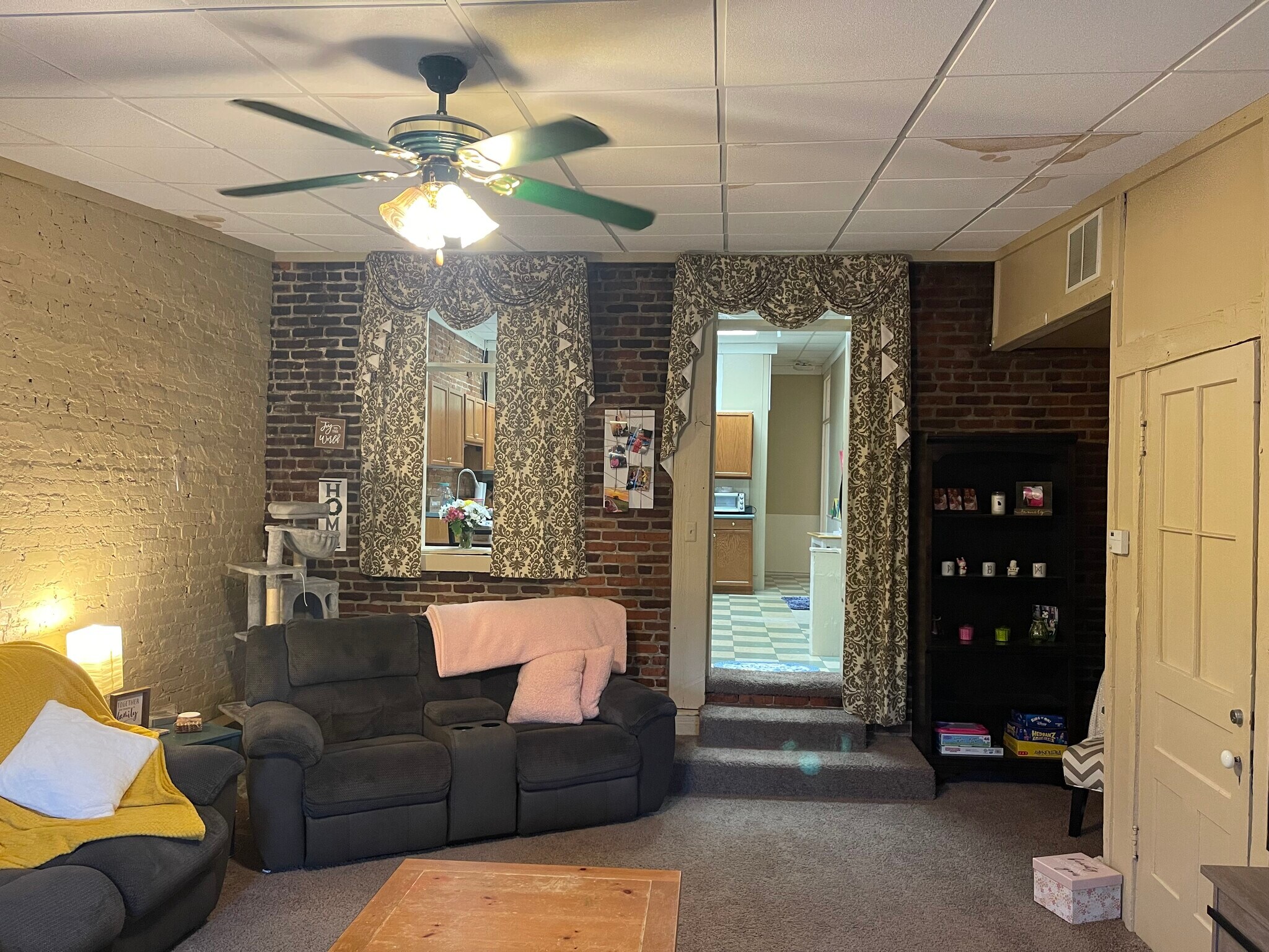 Living room - 118 E Main St