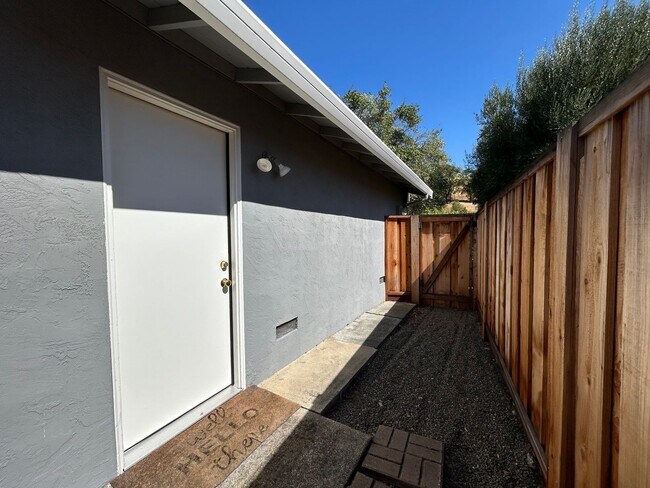 Building Photo - Recently Remodeled Single-Story 3/2 Gem in...