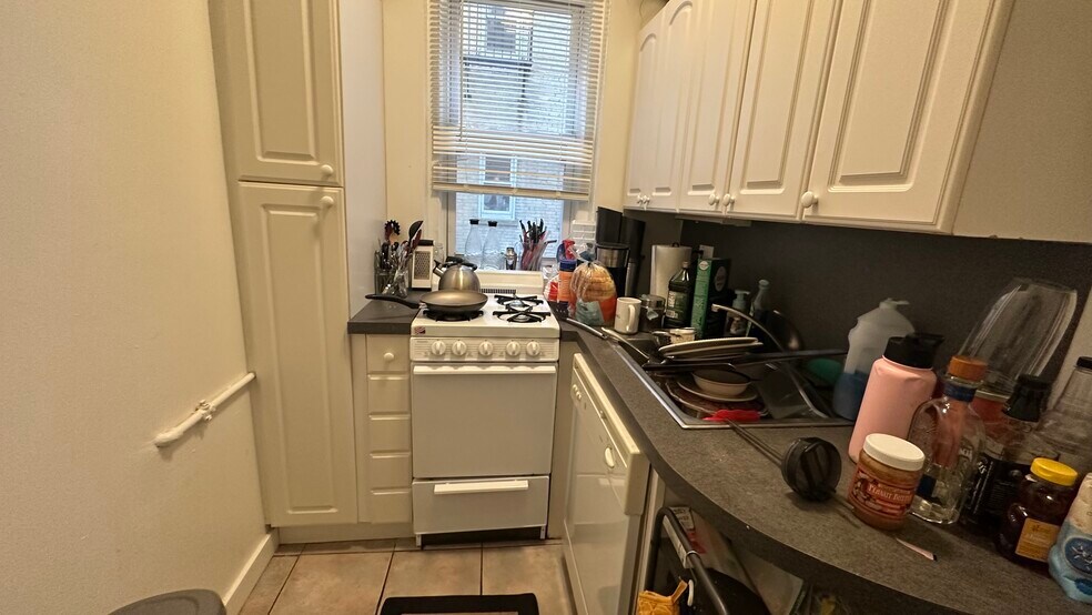 Building Photo - 142 Hemenway St