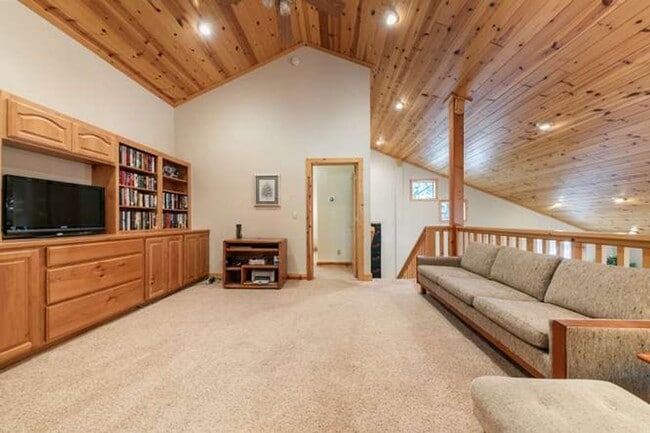 Building Photo - 11400 Thelin Dr