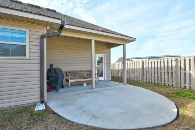 Building Photo - 6151 Lake Edge Dr