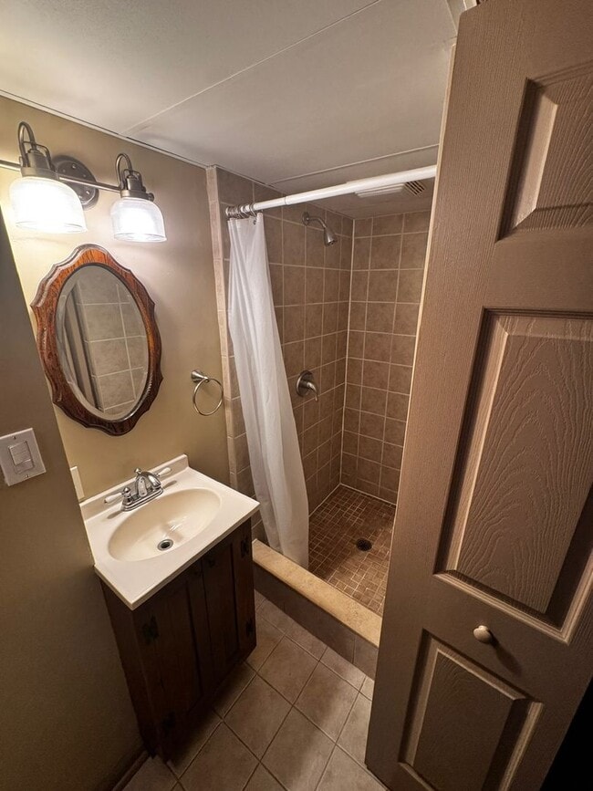 Building Photo - Charming 3-Bedroom Home in Desirable Allis...