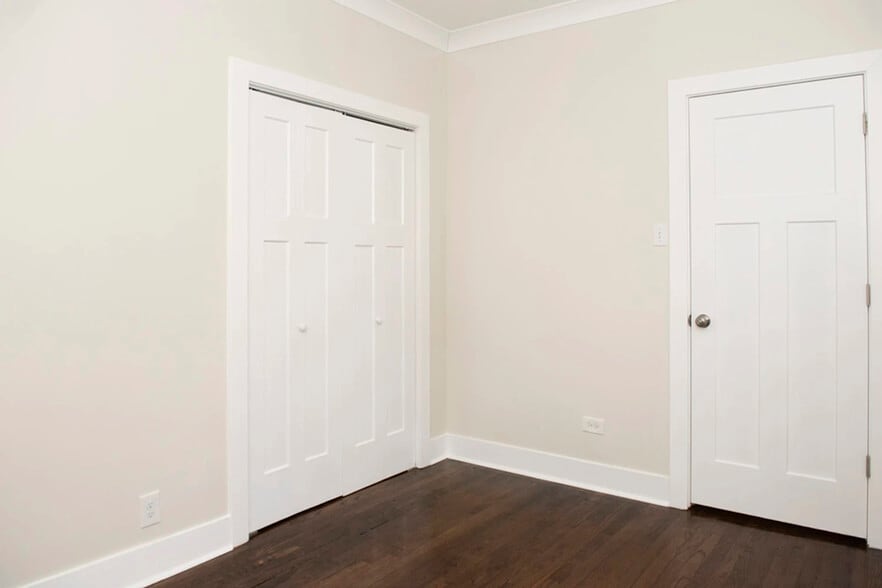 Building Photo - 730 W Roscoe St