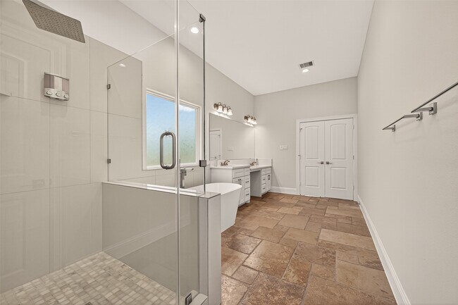 Building Photo - 2211 Silverbonnet St