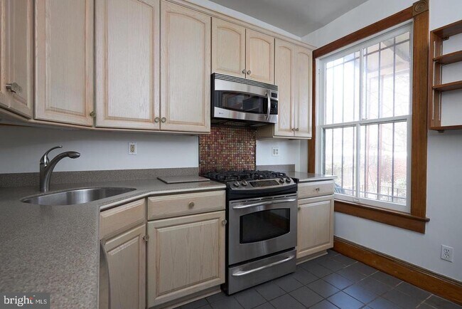 Building Photo - 1427 East Capitol St NE