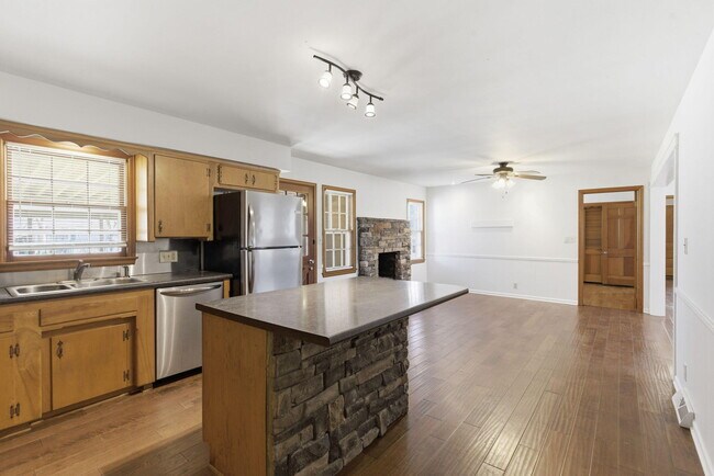 Building Photo - 2308 S Hampton Ave