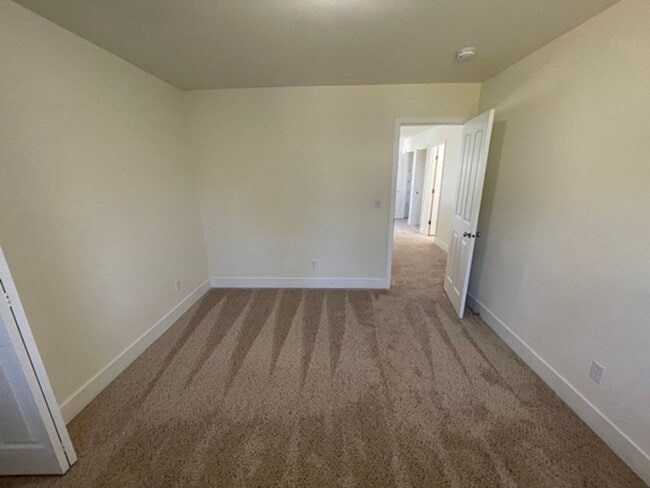 Building Photo - Extremely Spacious 5BD/3BTH Home For Lease...
