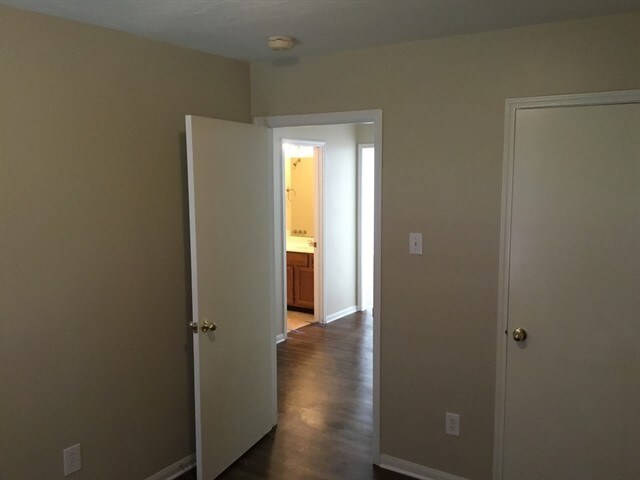 Building Photo - 208 Hollander Ct