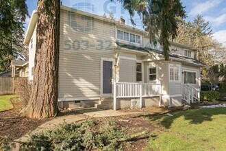 Building Photo - Charming 2 Bedroom Apartment Available in Milwaukie - Private Fenced-In Yard!